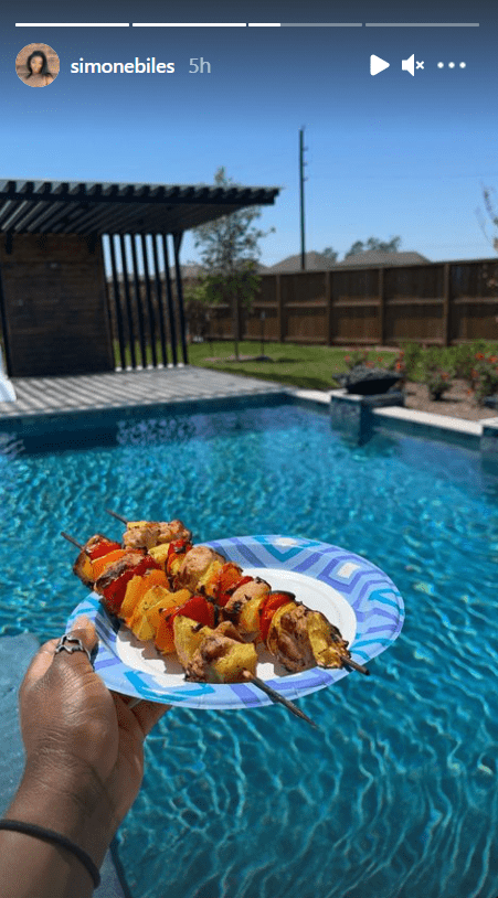 Simone Biles showed her plate of delectable barbecue in her Instagram Story. | Photo: instagram.com/simonebiles