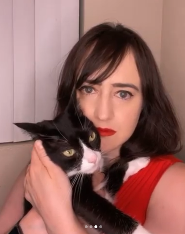 Mara Wilson posing with her cat, dated August 4, 2023 | Source: Instagram/marawilson