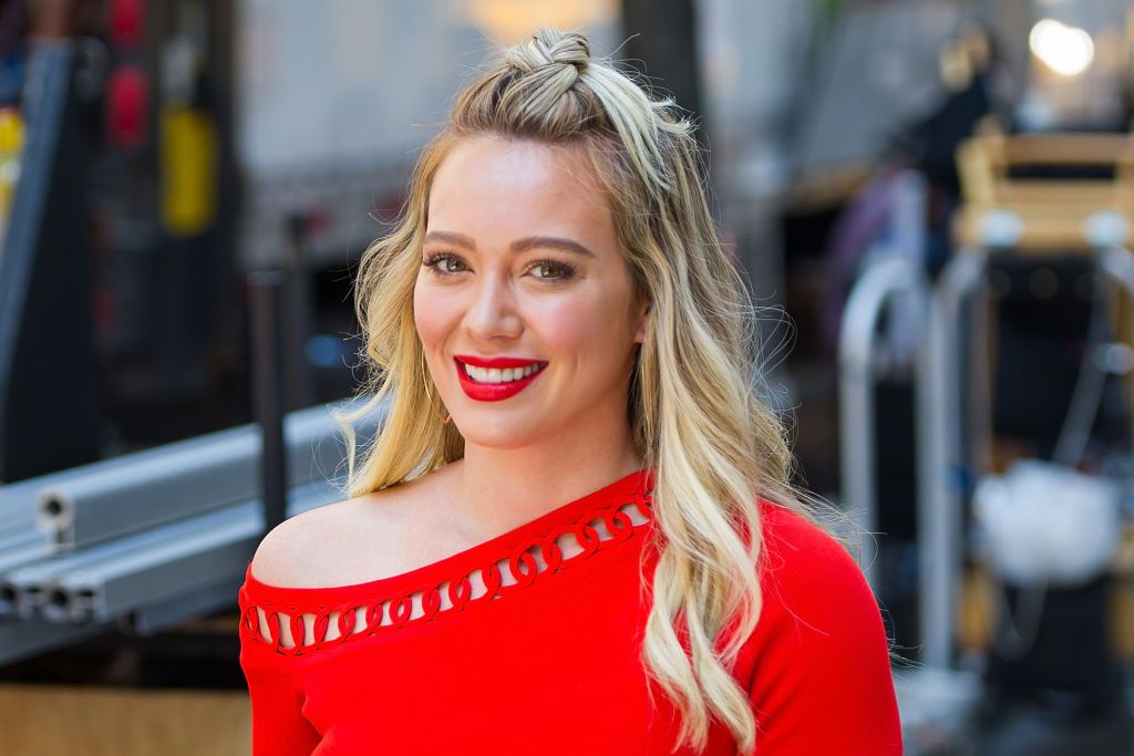 Hilary Duff on the set of "Younger" in Union Square in 2017 in New York City | Source: Getty Images