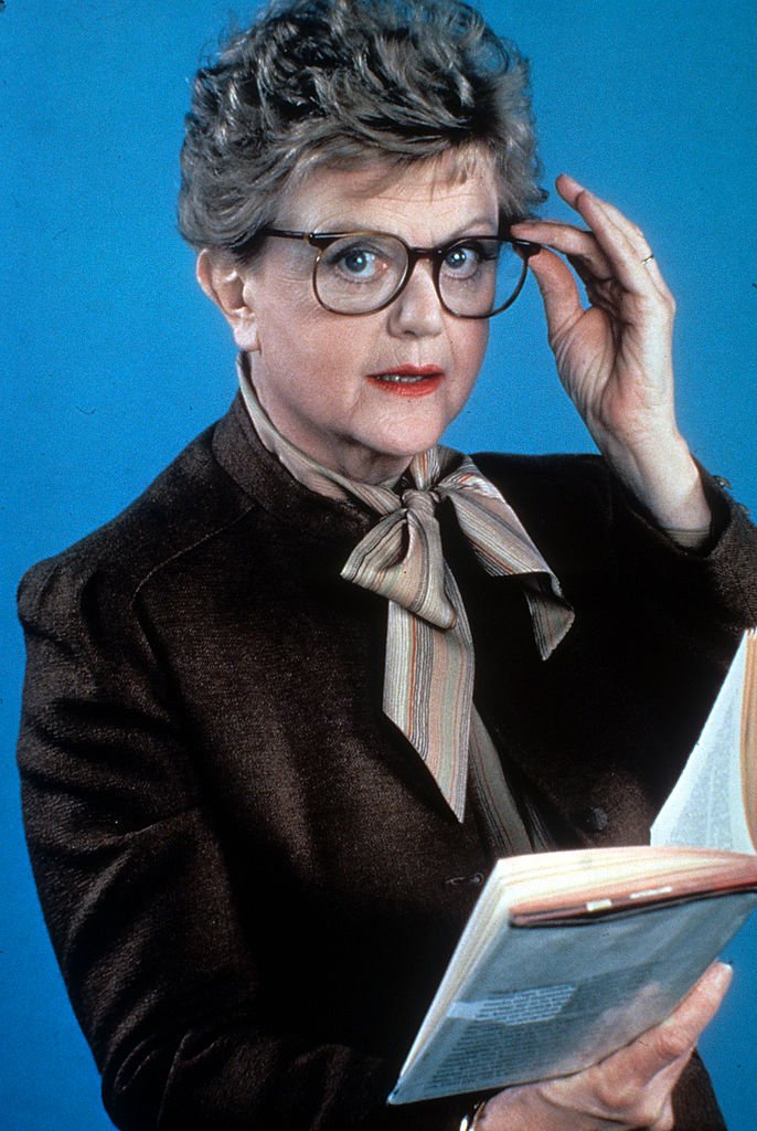 Angela Lansbury sostiene un libro de retrato publicitario para la serie de televisión 'Murder, She Wrote' en 1984. | Foto: Getty Images
