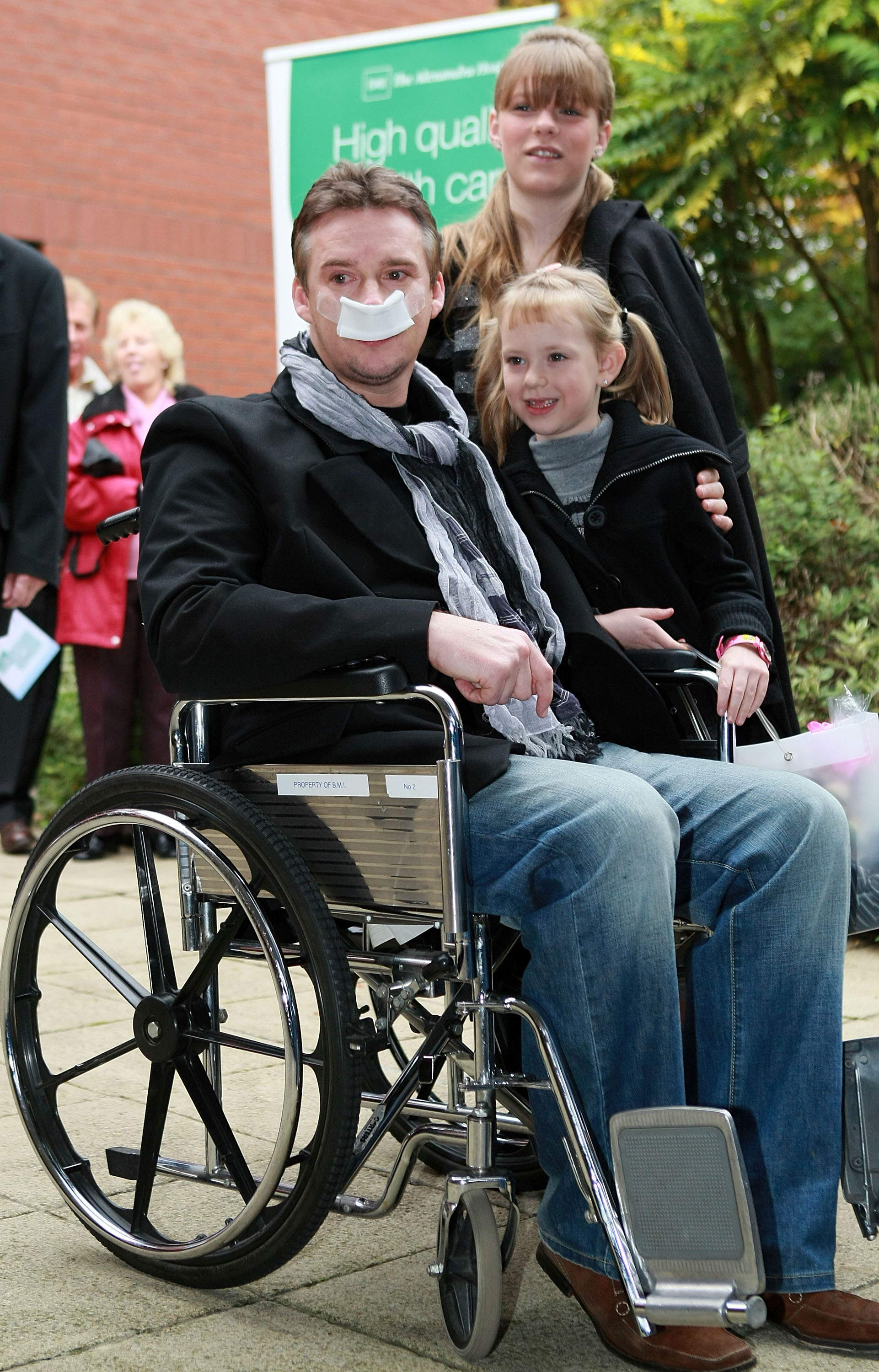 Russell Watson leaves Alexandra Hospital with his daughters Rebecca, then 12, and Hannah, then 8, to recover at home after brain surgery on 31 October 2007 in Cheadle, England. | Source: Getty Images