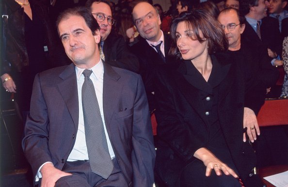 Pierre Lescure et son épouse Frédérique lors de son élection comme manager de l'année le 12 décembre 1996 à Paris, France. | Photo : Getty Images.