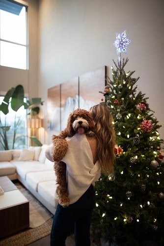 Une femme débout devant un sapin. | ¨Photo : Unsplash
