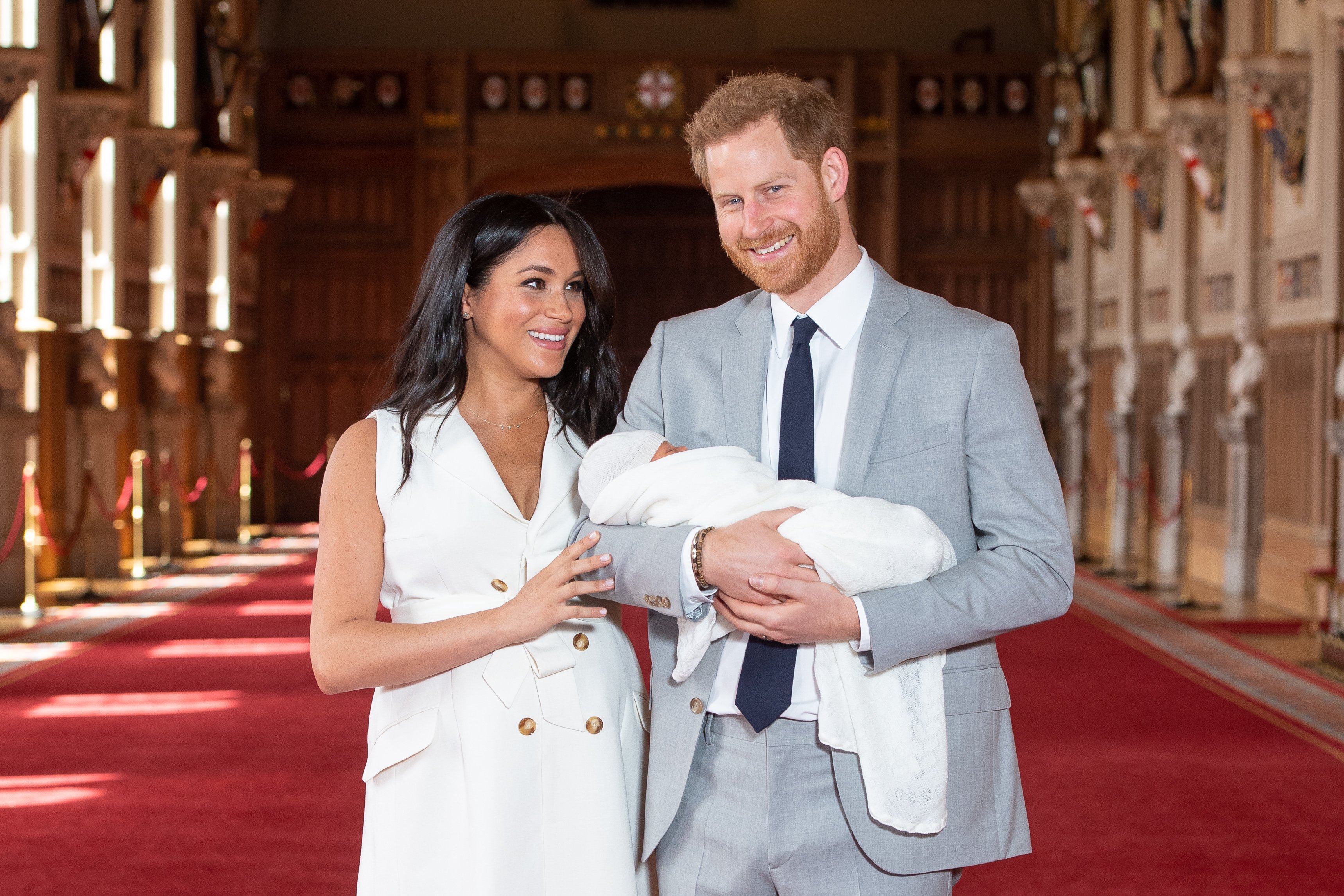 Prinz Harry und Meghan Markle posieren mit dem neugeborenen Archie Harrison Mountbatten-Windsor im Schloss Windsor am 8. Mai 2019 in Windsor, England. | Quelle: Getty Images