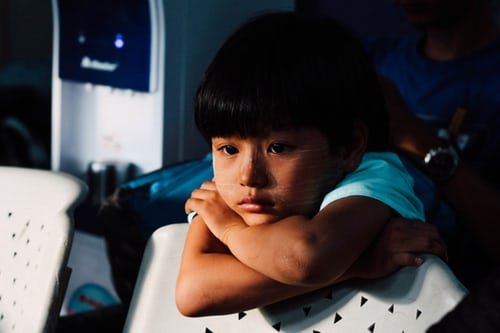 Un petit garçon triste. | Photo : Unsplash