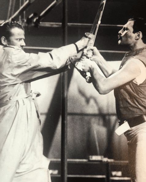 Christopher Lambert in einem Schwertkampf mit Freddie Mercury. | Quelle: instagram.com/christopherlambertofficiel