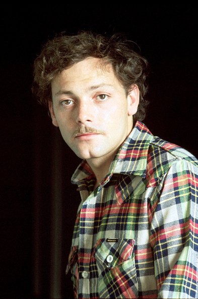 Patrick Dewaere chez lui à Paris, 1977. | Photo : Getty Images