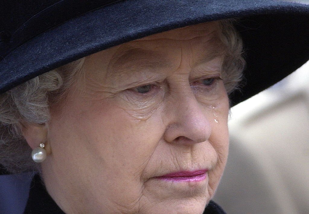 La reine Elizabeth en larmes au cours de la cérémonie des funérailles de son mari, le prince Philip | Photo : Getty Images  