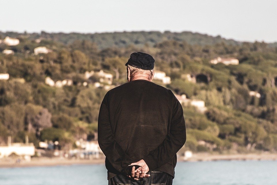 Hombre mayor de espaldas / Imagen tomada de: Pixabay Hombre mayor de espaldas / Imagen tomada de: Pixabay