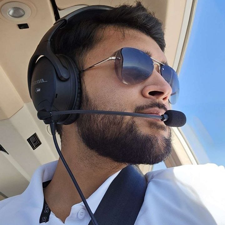 Dave Fiji photographed in the cockpit| Source: Instagram/dfiji14