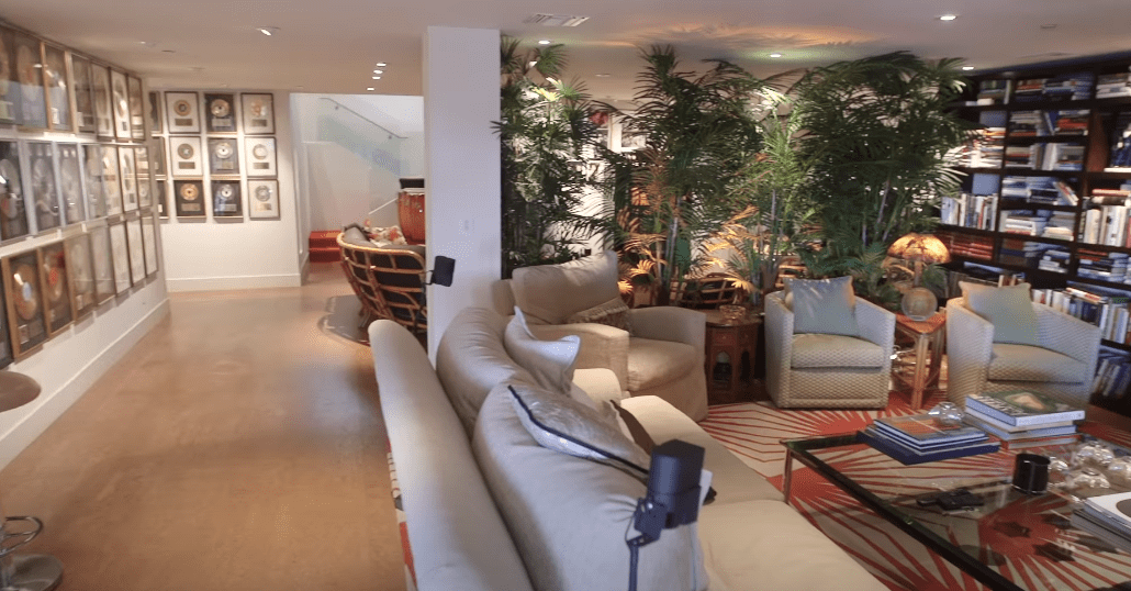 Living area of Jane Fonda's $8.5 million Beverly Hills mansion. | Photo: YouTube/Open House TV