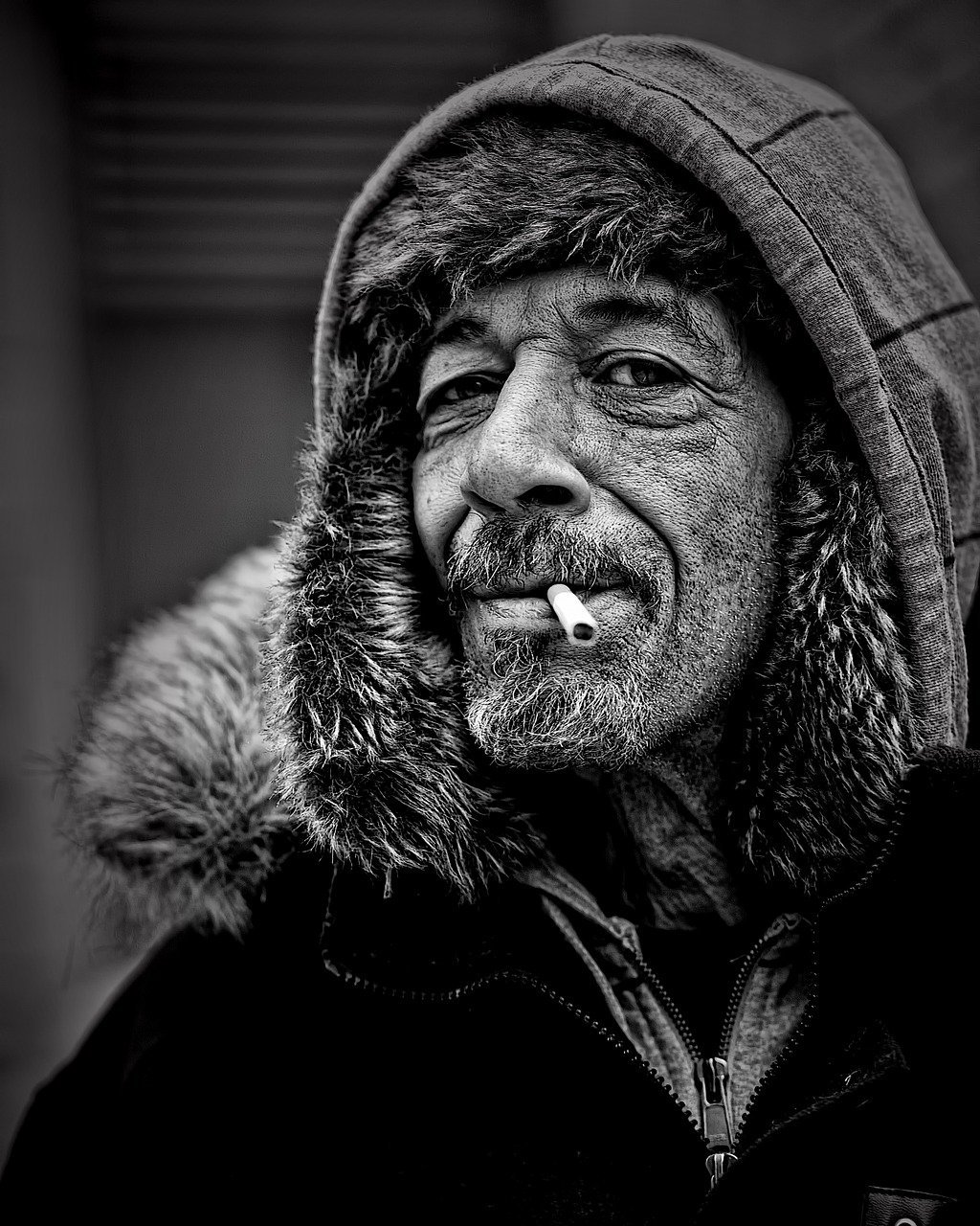 Ein Schwarz-Weiß-Bild eines Mannes mit einer Zigarette im Mund | Quelle: Pixabay/Leroy Skalstad