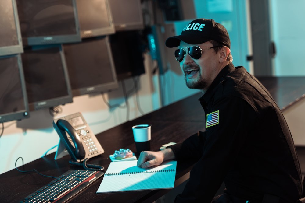 A police officer on duty smiling | Photo: Shutterstock