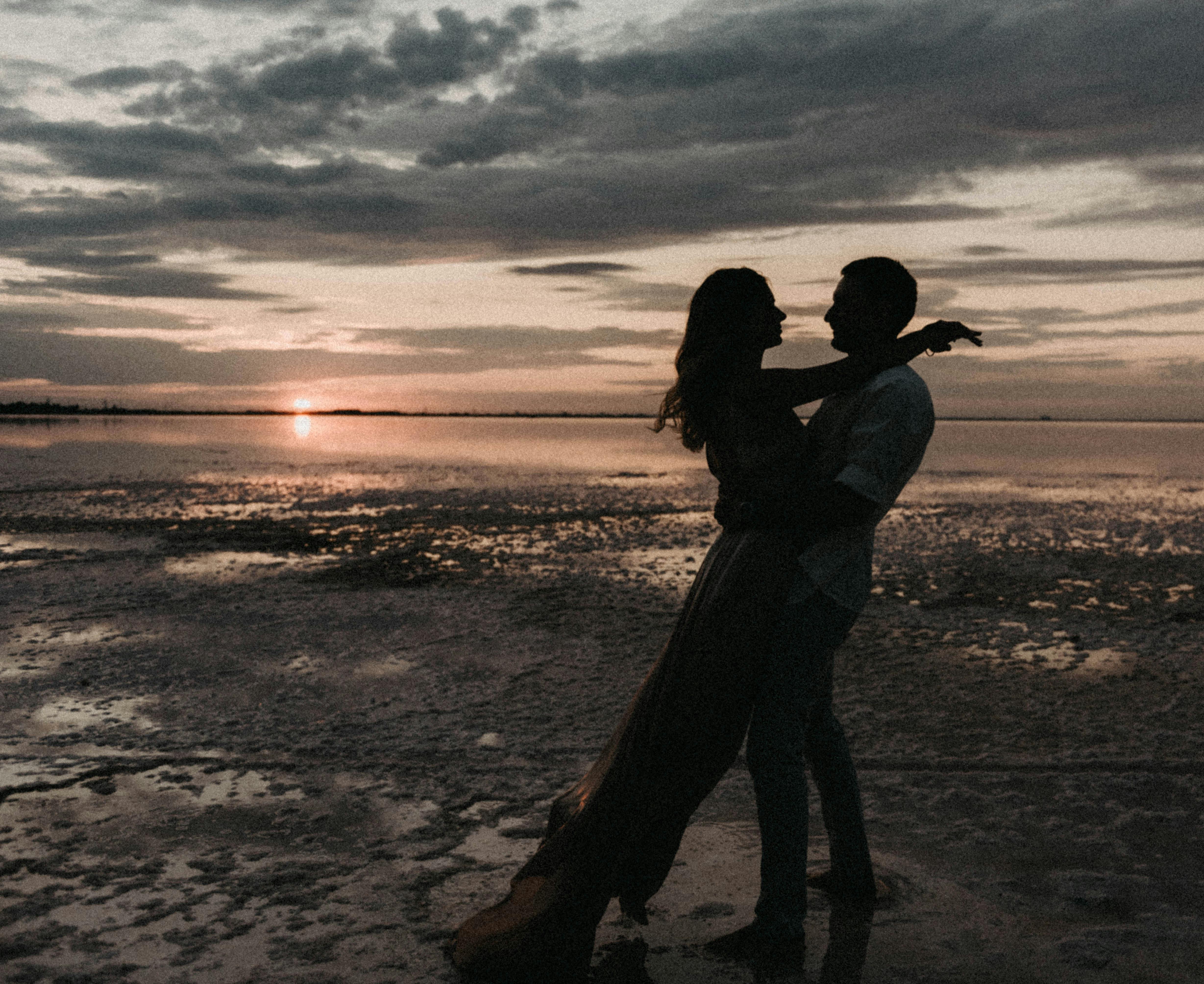 Couple dancing on the beach | Source: Pexels