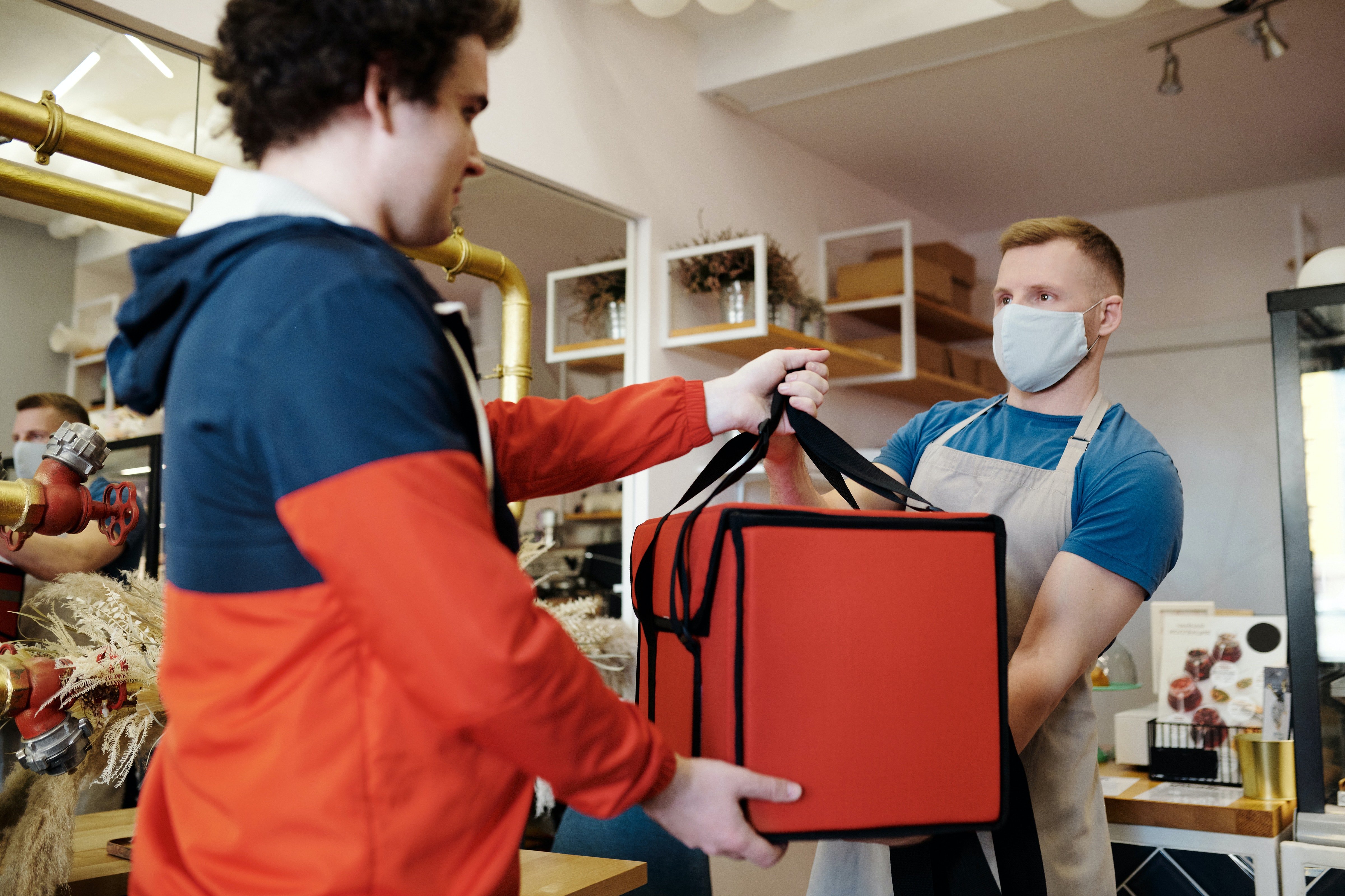 A delivery man delivery off an order | Photo: Pexels