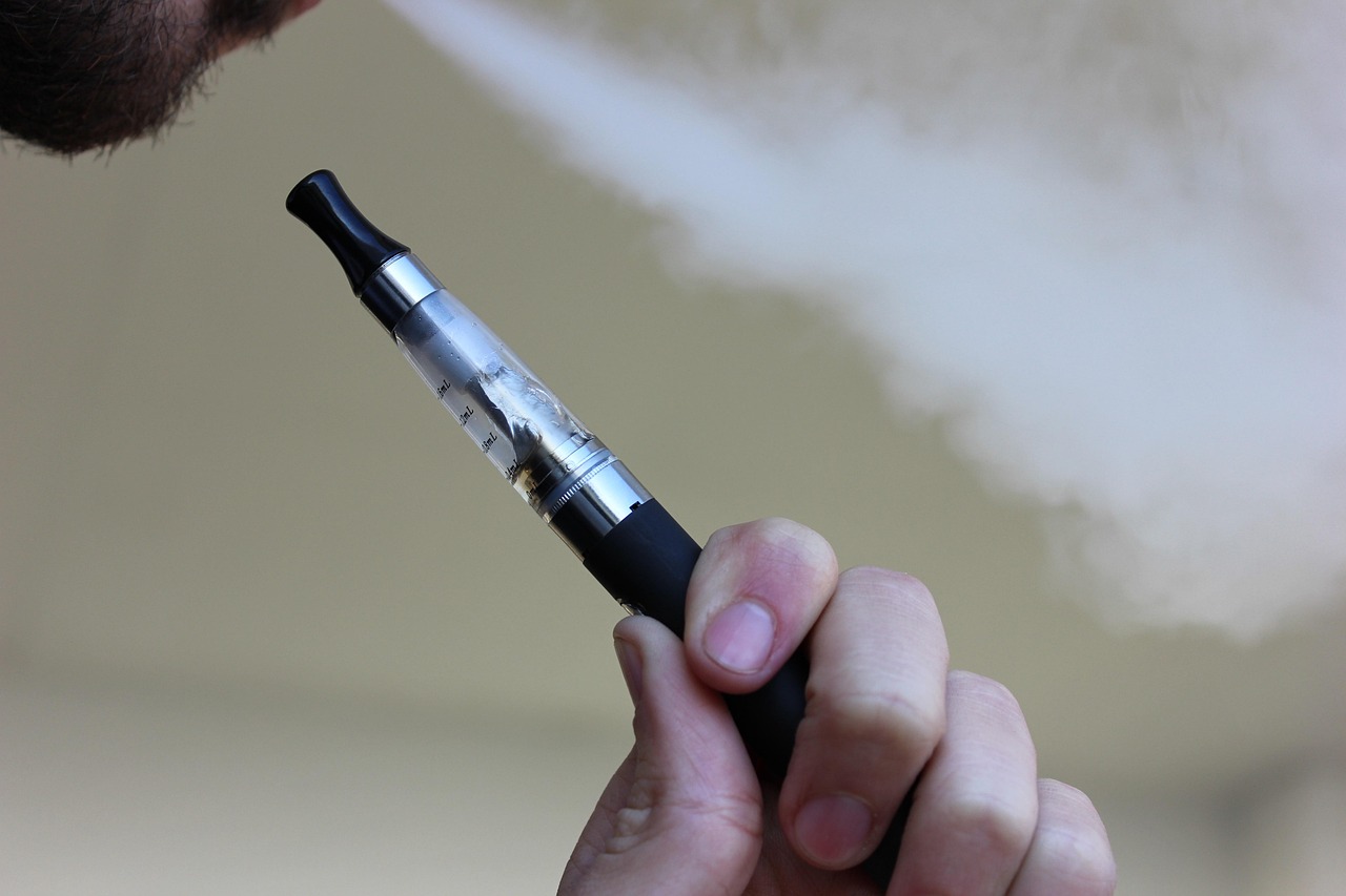 A man holding a vaping pen | Source: Pixabay