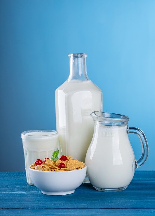 Jarra y vasos con leche.  | Imagen:  Pixabay