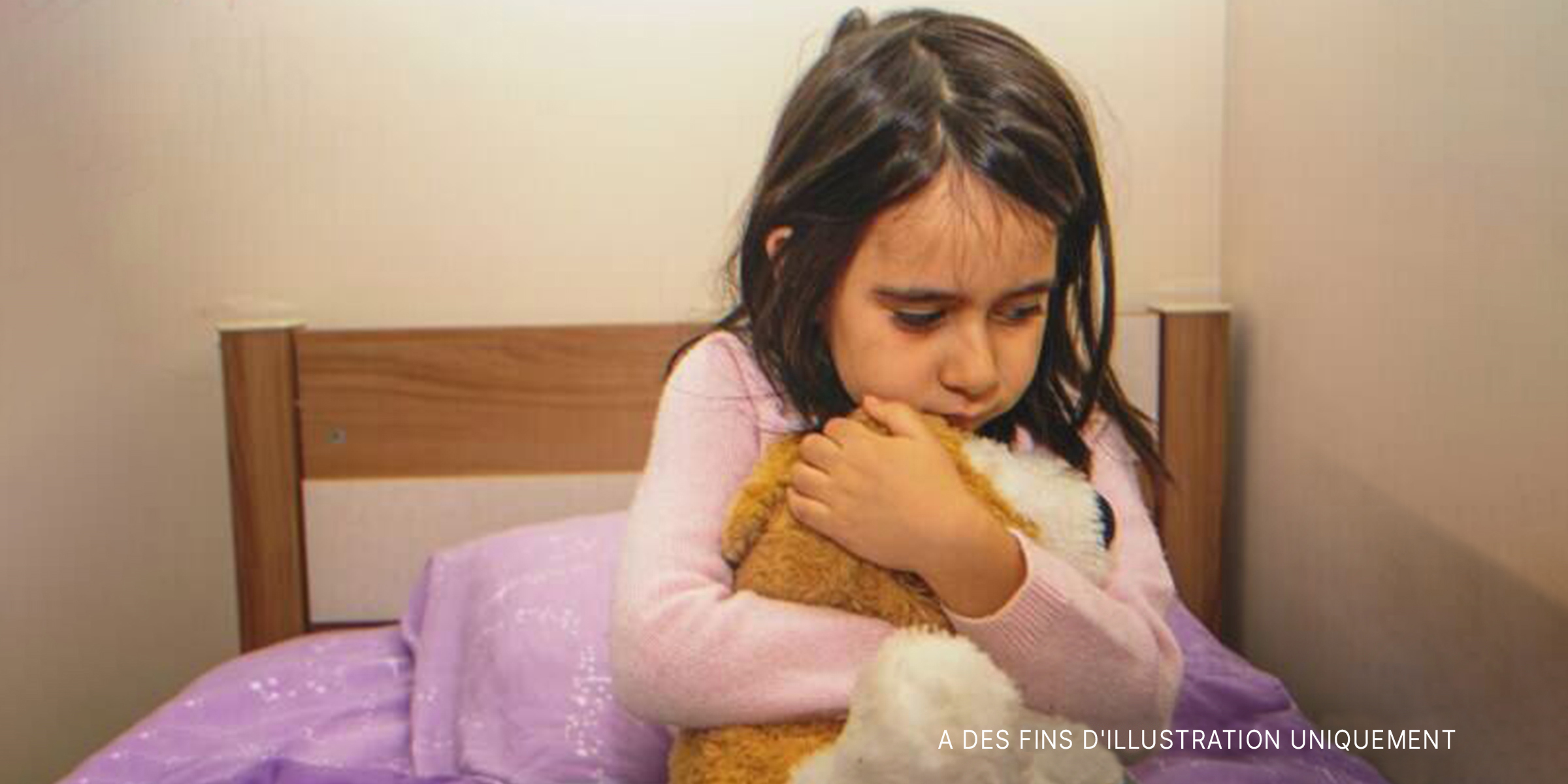 Une petite fille serrant son jouet en peluche et pleurant. | Source : Shutterstock