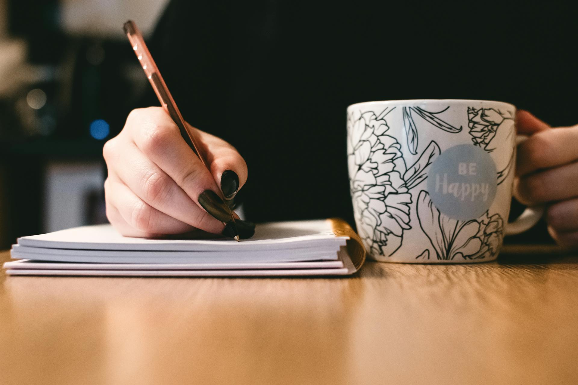 A person writing a note | Source: Pexels