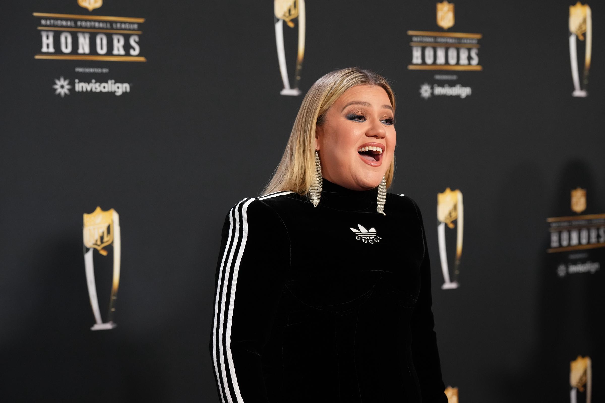 Kelly Clarkson poses on the red carpet at NFL Honors in Phoenix, Arizona, on February 9, 2023 | Source: Getty Images