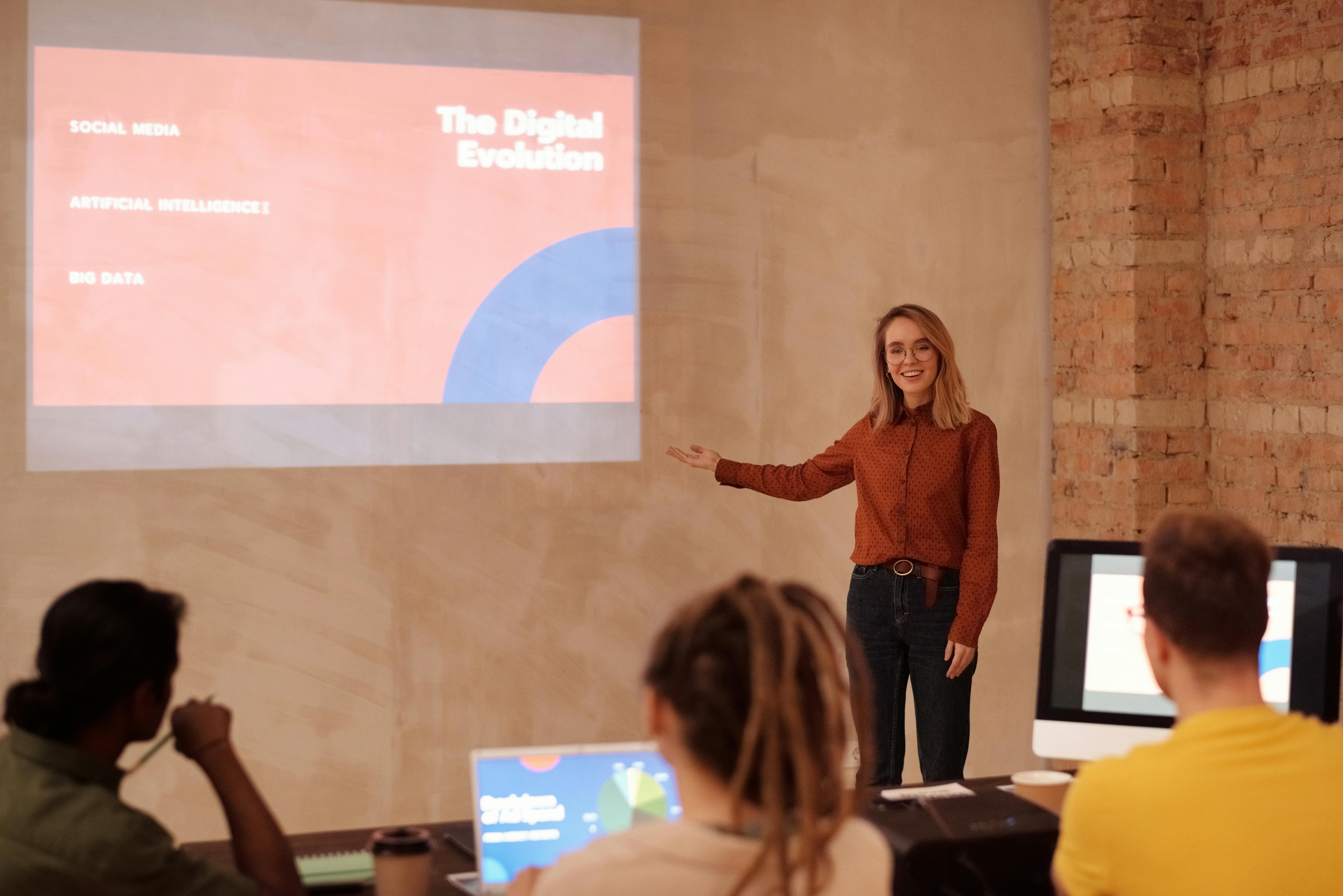 A woman giving a presentation | Source: Pexels