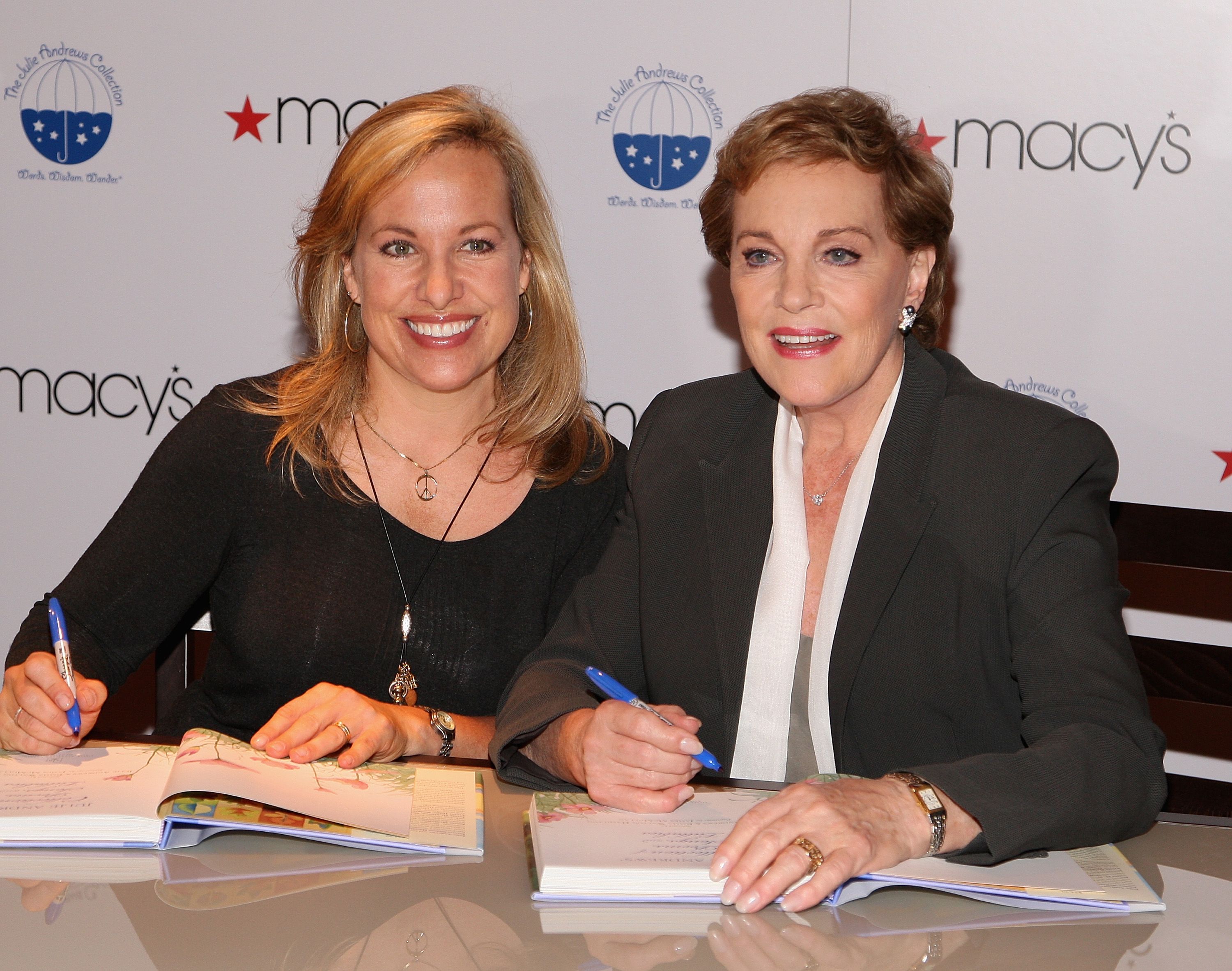 Emma Walton Hamilton et sa mère Julie Andrews au Macy's Herald Square le 8 octobre 2009 à New York. | Photo : Getty Images Emma Walton Hamilton et sa mère Julie Andrews au Macy's Herald Square le 8 octobre 2009 à New York. | Photo : Getty Images