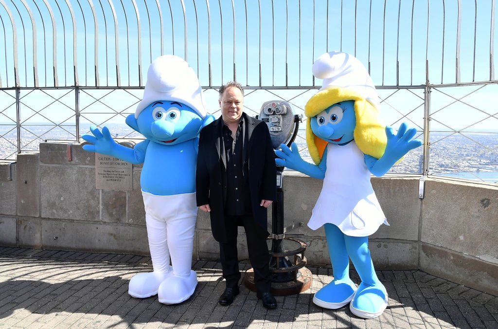 Le directeur Kelly Asbury visite l'Empire State Building pour célébrer la campagne "Small Smurfs Big Goals" et la Journée internationale du bonheur à l'Empire State Building le 20 mars 2017 à New York. | Photo : Getty Images Le directeur Kelly Asbury visite l'Empire State Building pour célébrer la campagne "Small Smurfs Big Goals" et la Journée internationale du bonheur à l'Empire State Building le 20 mars 2017 à New York. | Photo : Getty Images
