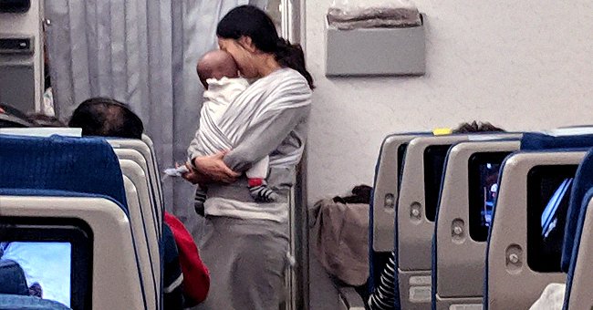 A young mother pictured with her 4-month-old baby on the flight. | Photo: facebook.com/dave.corona1