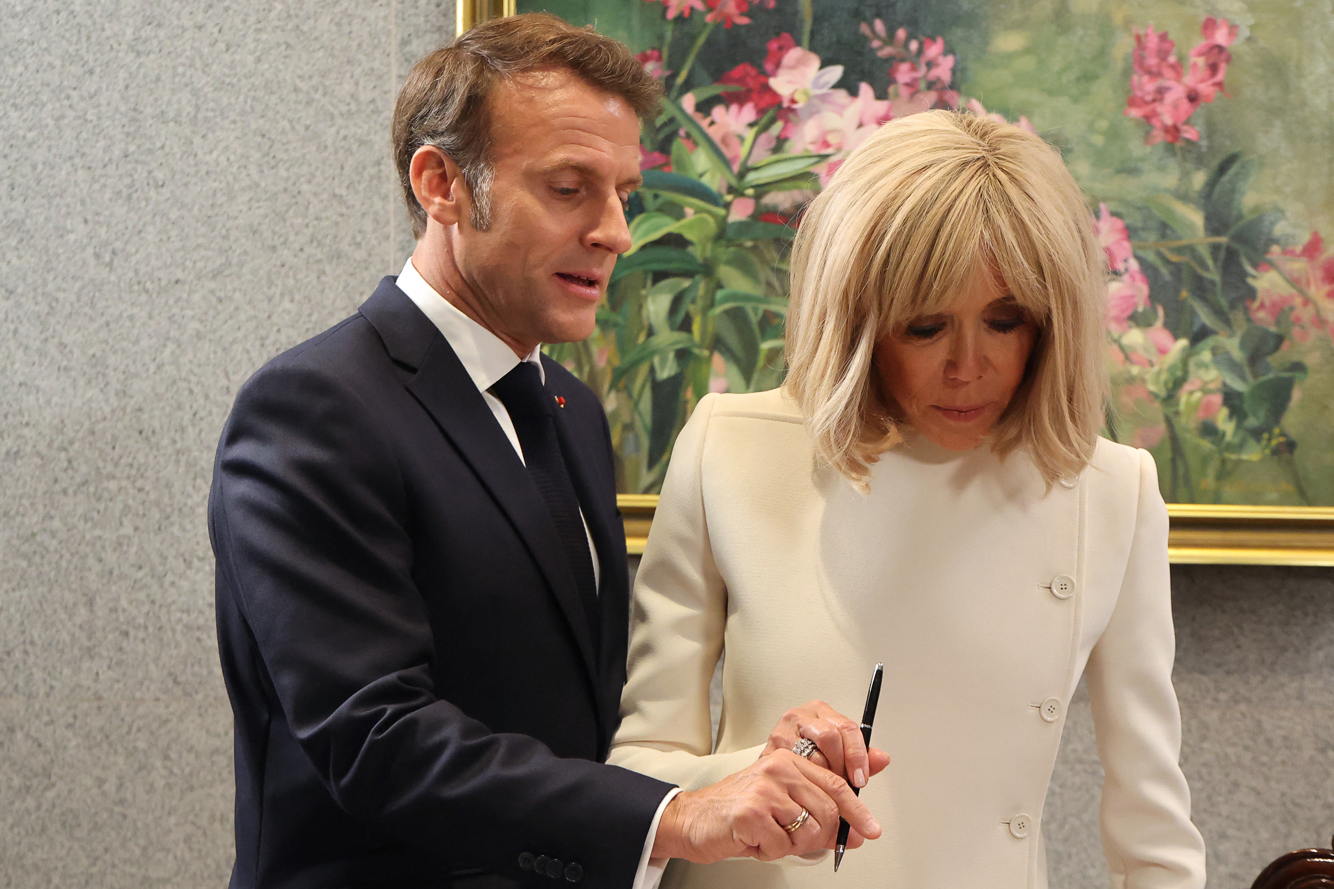 At the Parliament House in Singapore on May 30, 2025, the French president stood beside Brigitte as they prepared to sign the official guest book.