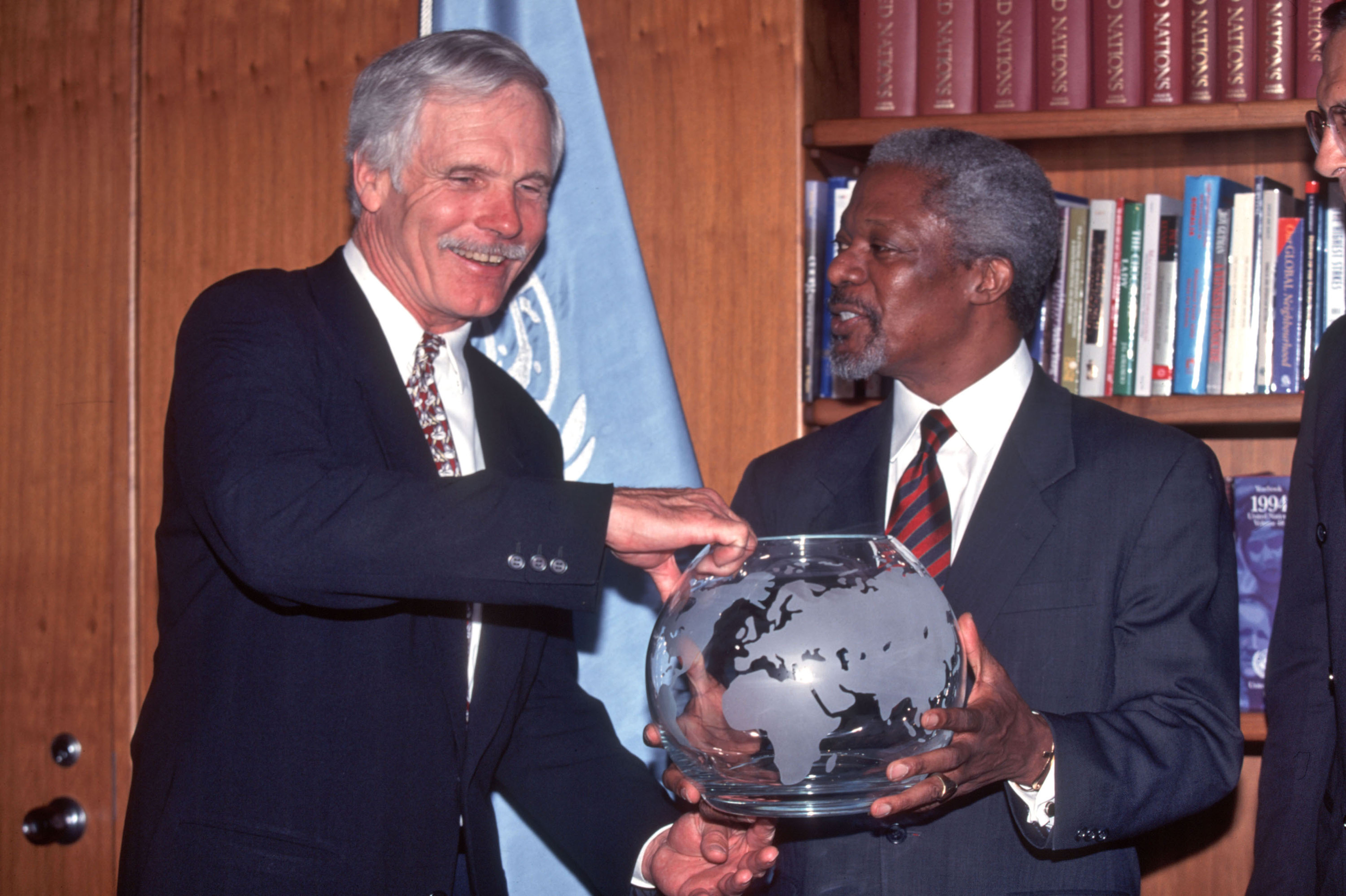 Ted Turner presents UN Secretary General Kofi Annan with a glass globe in New York on June 25, 1997 | Source: Getty Images