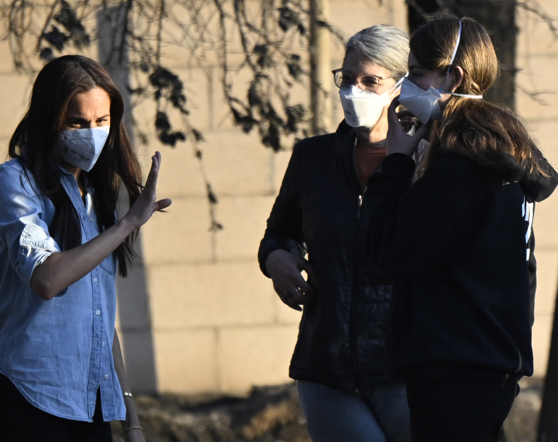 Meghan Markle with two unidentified women in Altadena on January 10, 2025 | Source: Getty Images