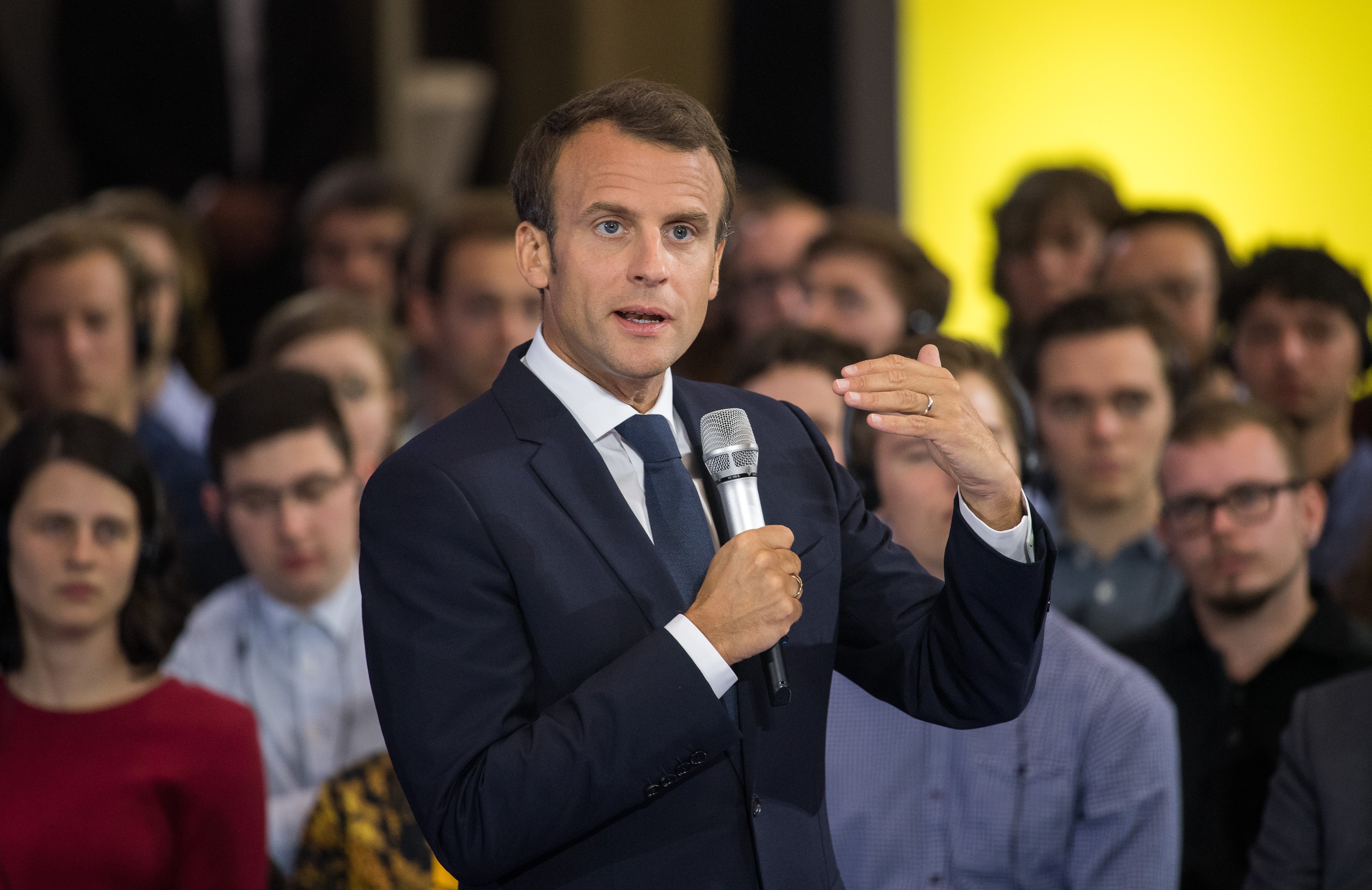 Emmanuel Macron s'entretient avec des étudiants de l'Université RWTH d'Aix-la-Chapelle le 10 mai 2018, en Allemagne. | Photo : Getty Images Emmanuel Macron s'entretient avec des étudiants de l'Université RWTH d'Aix-la-Chapelle le 10 mai 2018, en Allemagne. | Photo : Getty Images