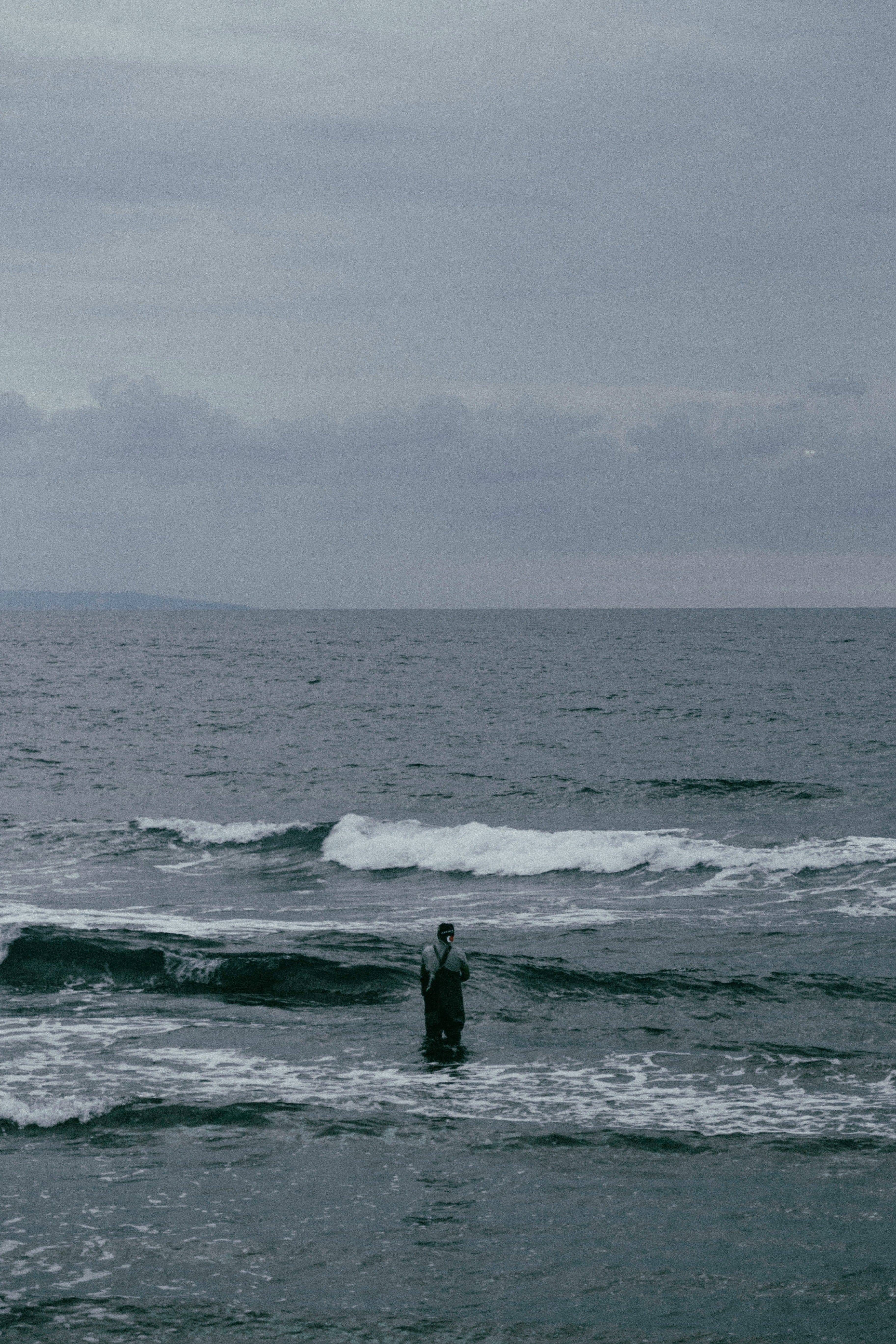 Un homme au bord de la mer. | Photo : Pexels