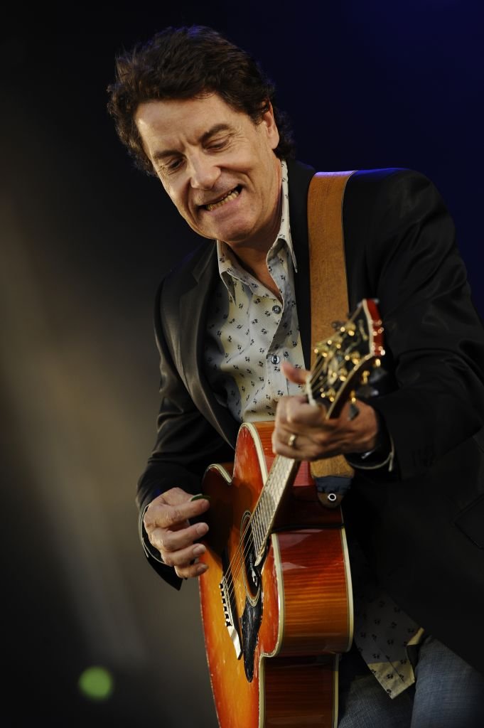 Francis Cabrel avec une guitare. | Photo : Getty Images Francis Cabrel avec une guitare. | Photo : Getty Images