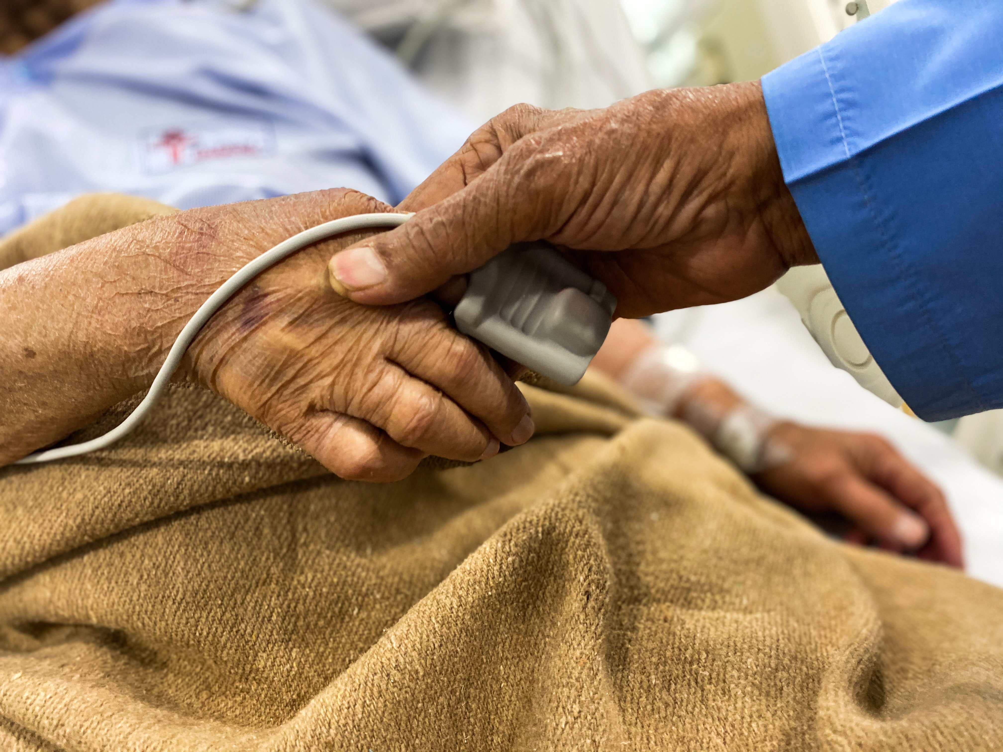 Una mujer mayor recostada en una cama de hospital. | Foto: Pexels