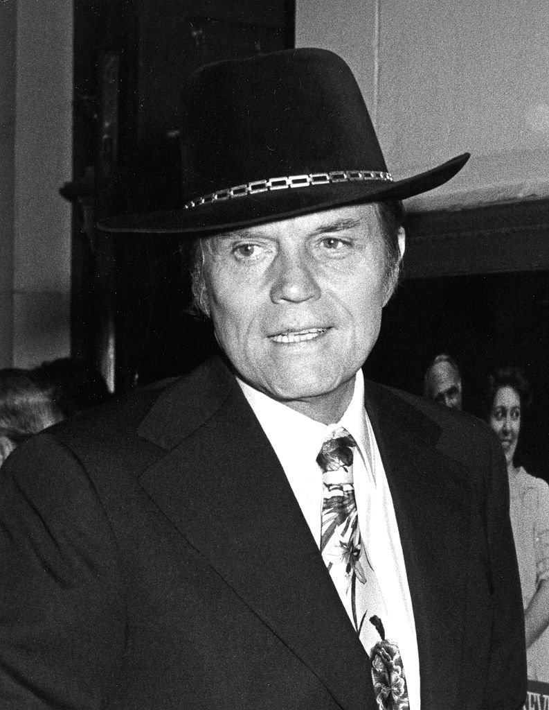 Actor Jack Lord attends the premiere of "Morning At 7" at the Lyceum Theater in New York City on October 11, 1980. | Source: Getty Images