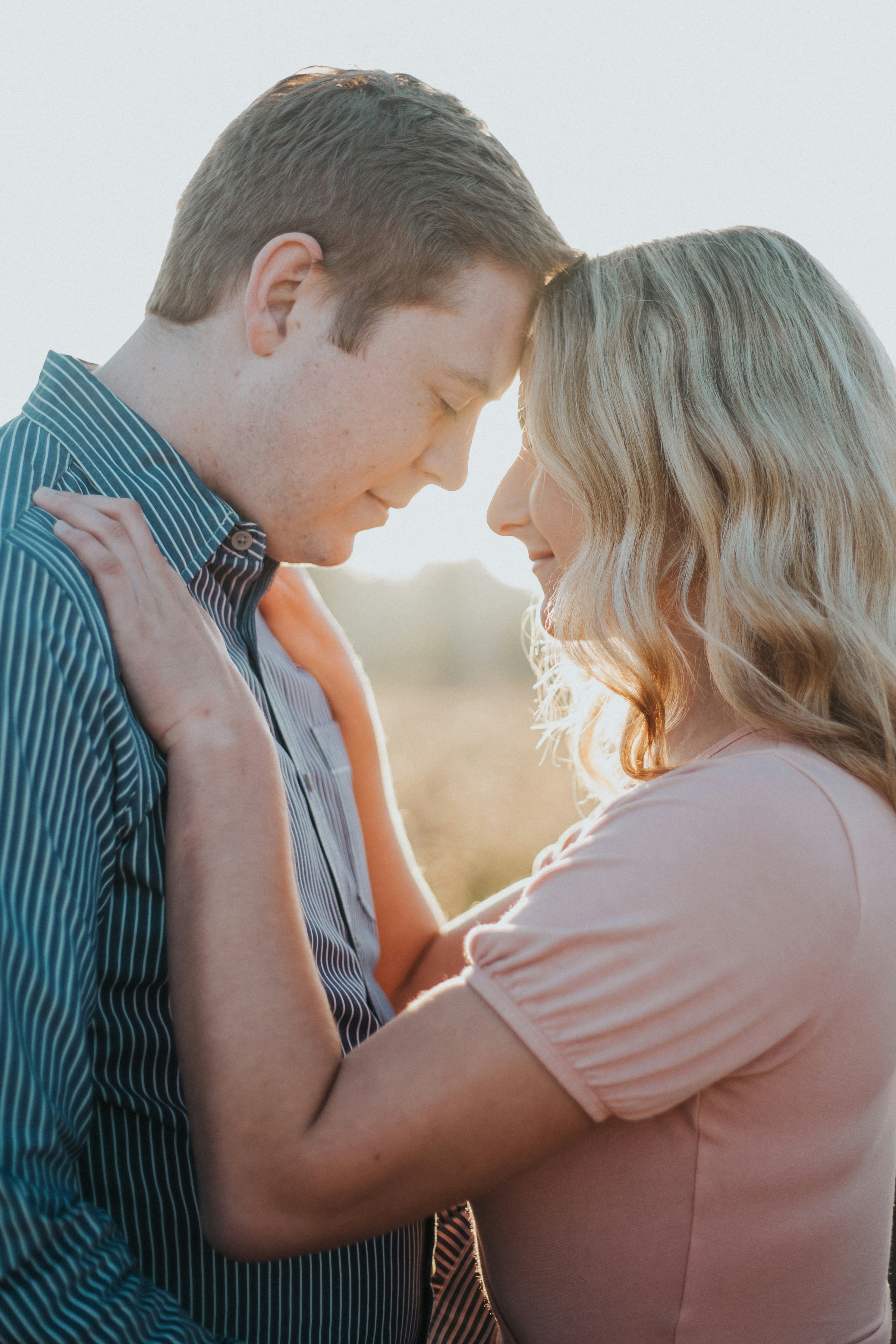 A happy couple talking | Source: Unsplash