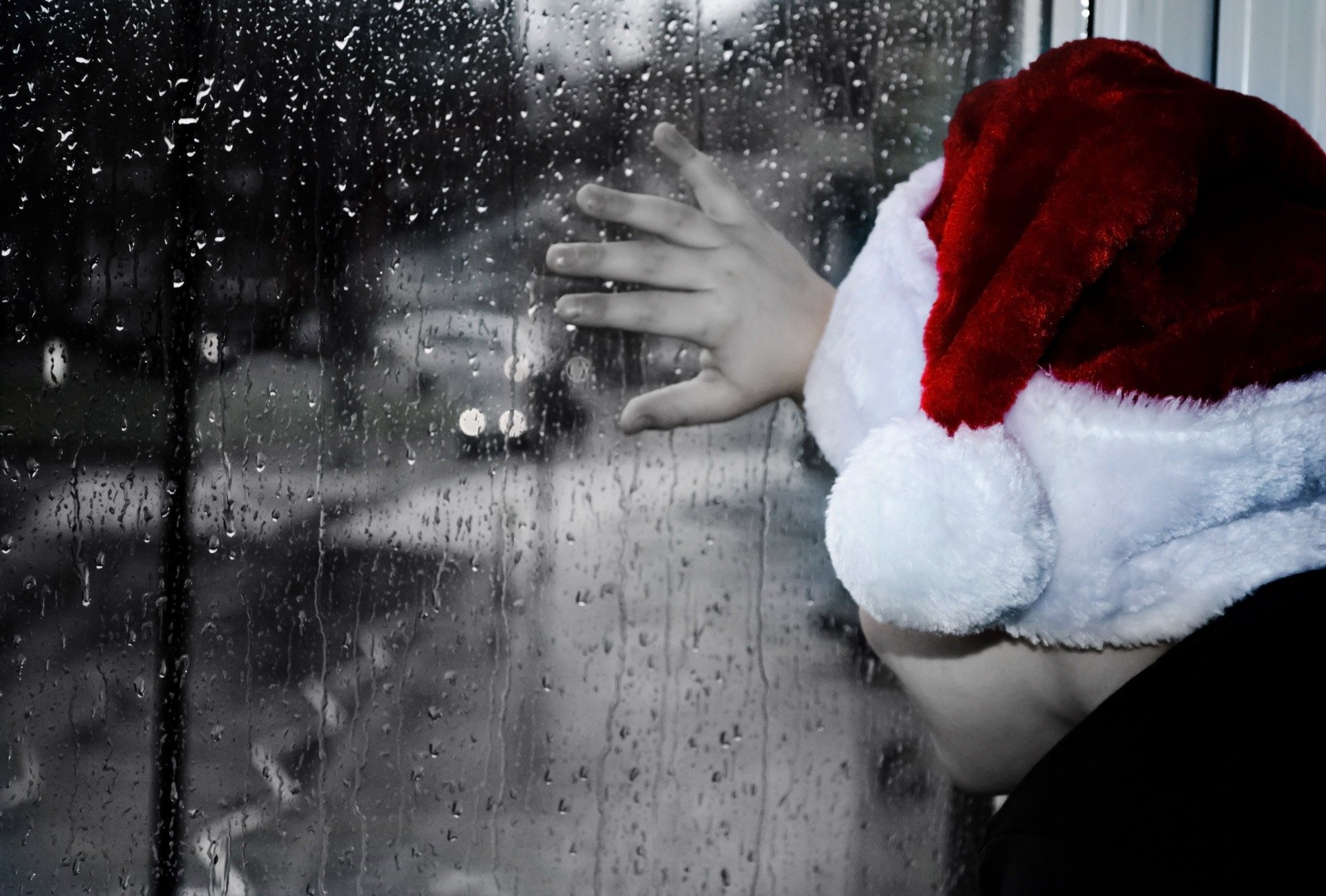 Niño mira por la ventana en Navidad. | Foto: Pexels