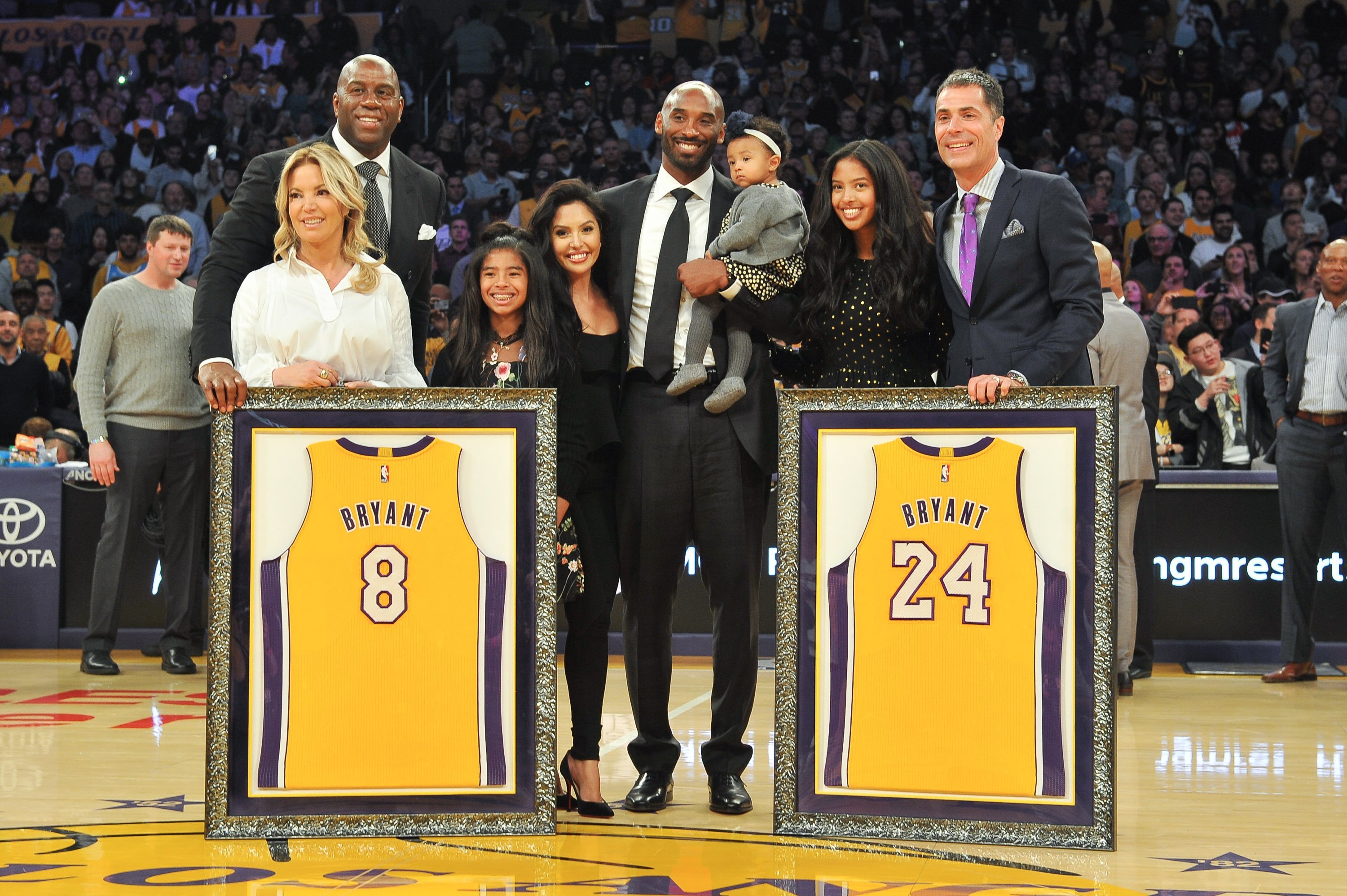 Magic Johnson, Jeanie Buss, Kobe Bryant, Vanessa Bryant, their daughters, and Rob Pelinka during Kobe Bryant's jersey retirement ceremony  at Staples Center on December 18, 2017  | Photo: GettyImages