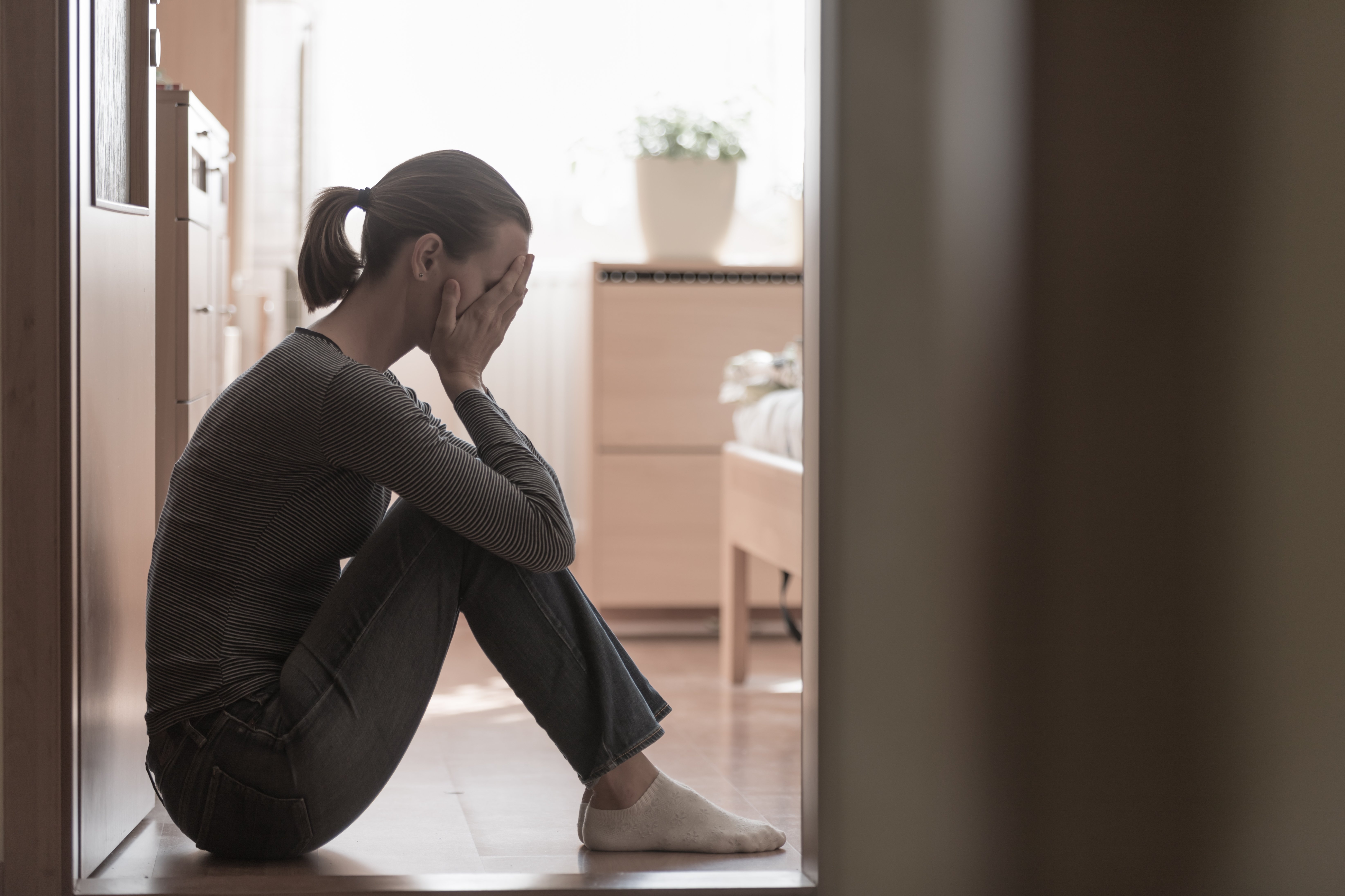Broken hearted mom cries alone | Shutterstock