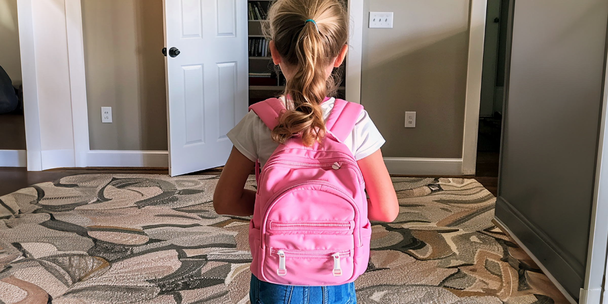A little girl with a pink backpack | Source: Midjourney