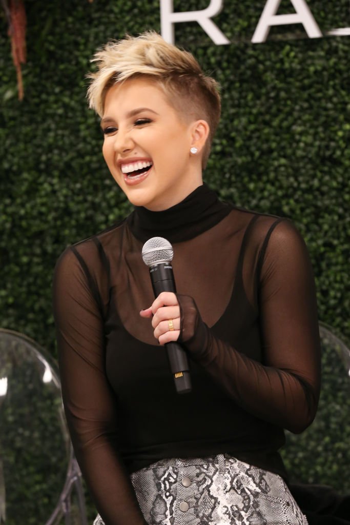 Savannah Chrisley smiling and holds a mic while speaking to a crowd during an appearance at Belk at Cool Springs Galleria Mall on November 05, 2019 | Photo: Getty Images