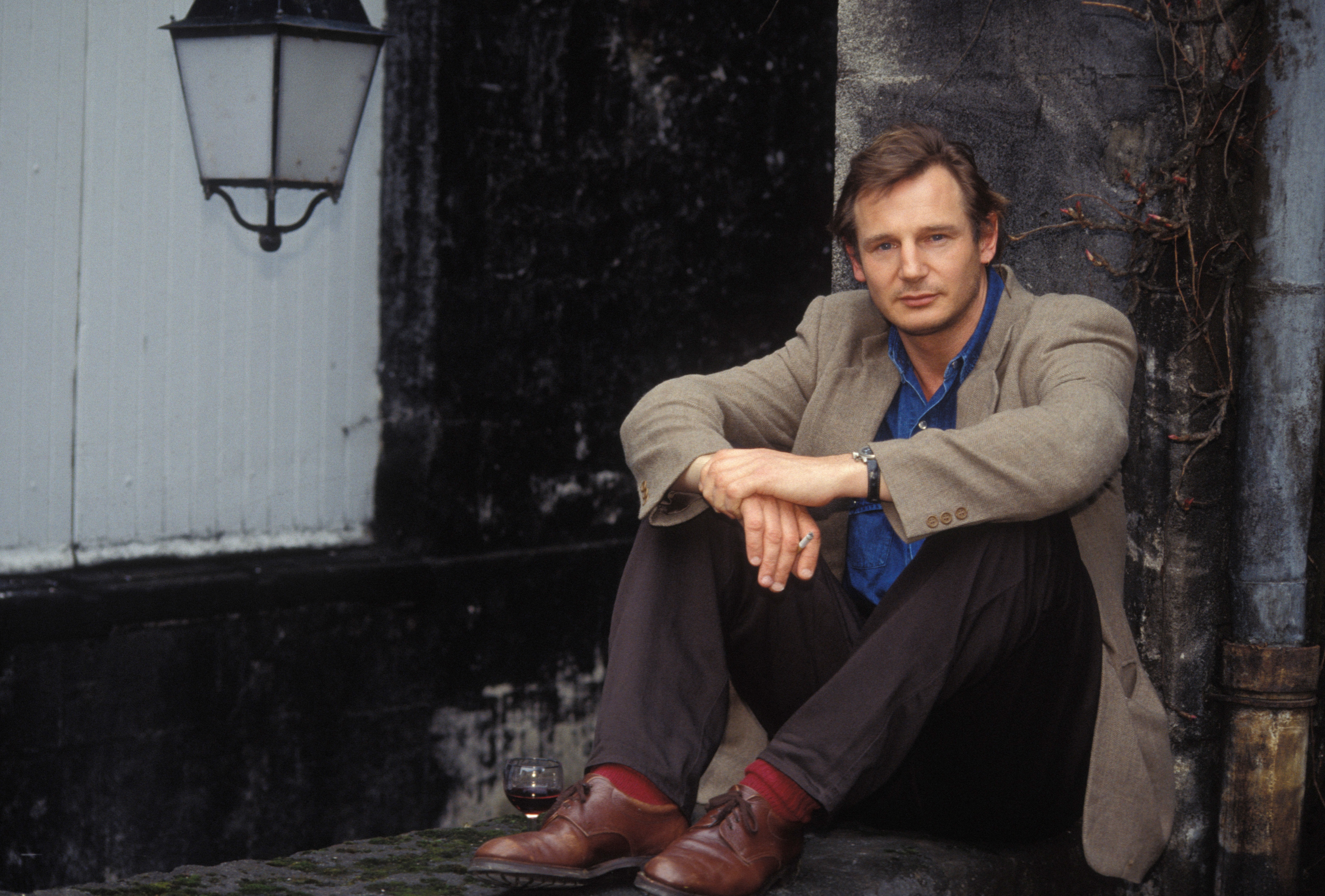 El actor Liam Neeson en Cognac, Francia en 1992 | Foto: Getty Images