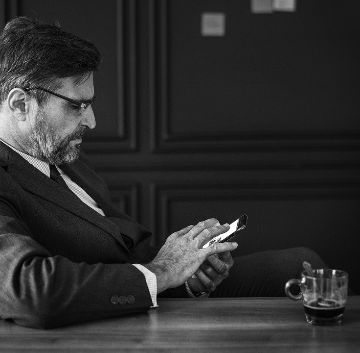 Un homme avec un téléphone. | Photo : Pixabay