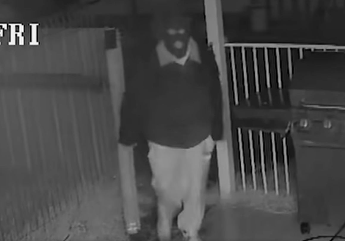 Aufnahmen der Überwachungskamera zeigen einen maskierten Mannes, der in ein Haus einbricht | Quelle: Facebook.com/7NEWS Perth