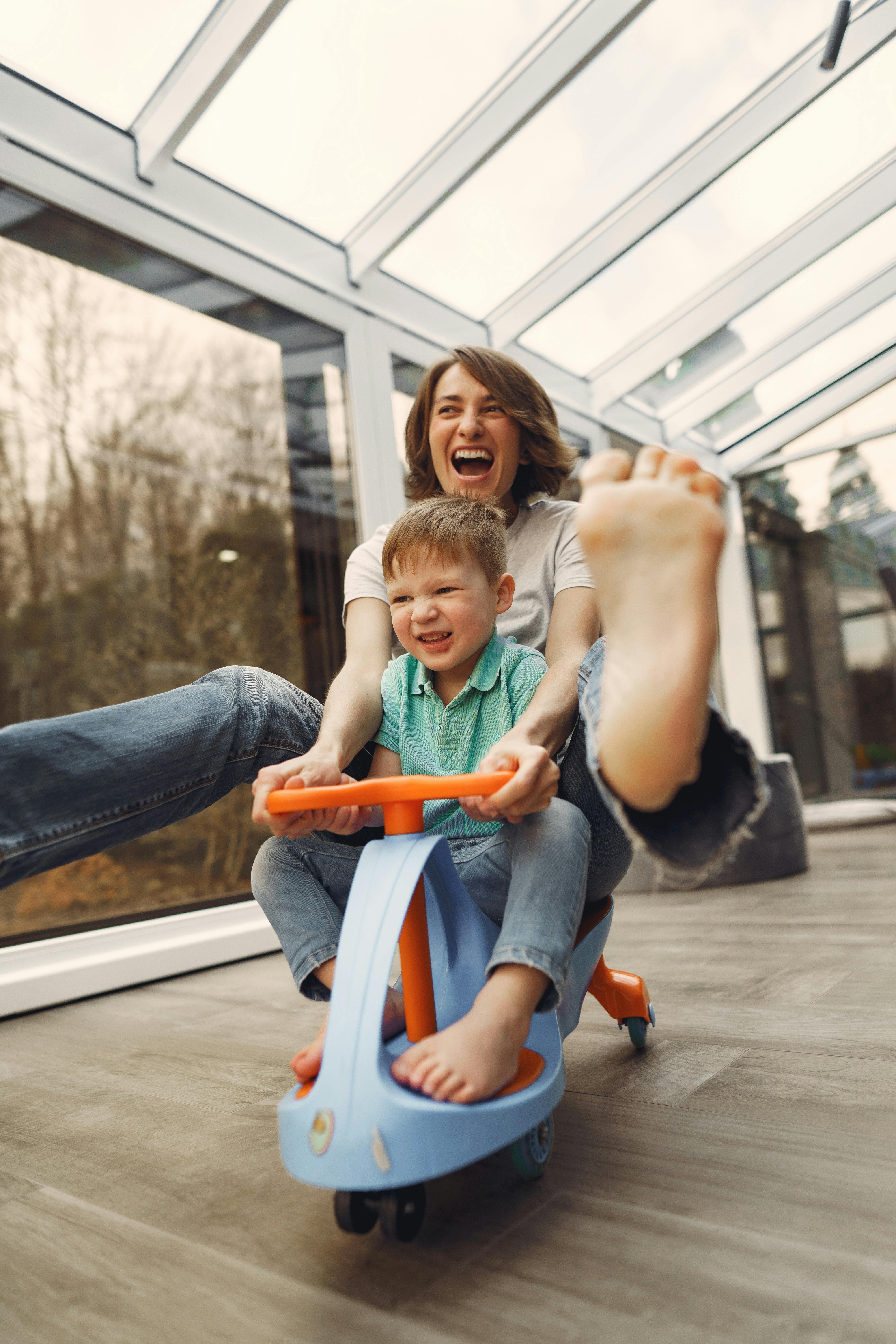 Una mujer feliz jugando con su hijo | Fuente: Pexels