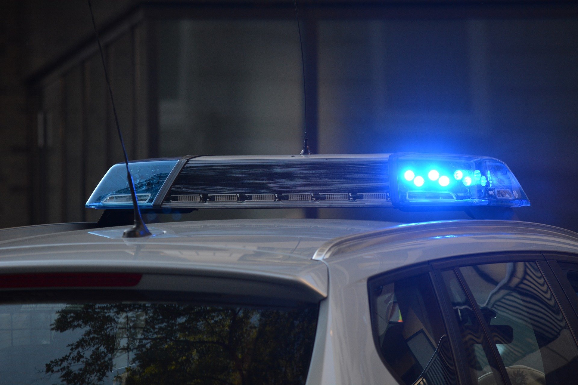 Police car with blue lights on the roof | Source: Pixabay