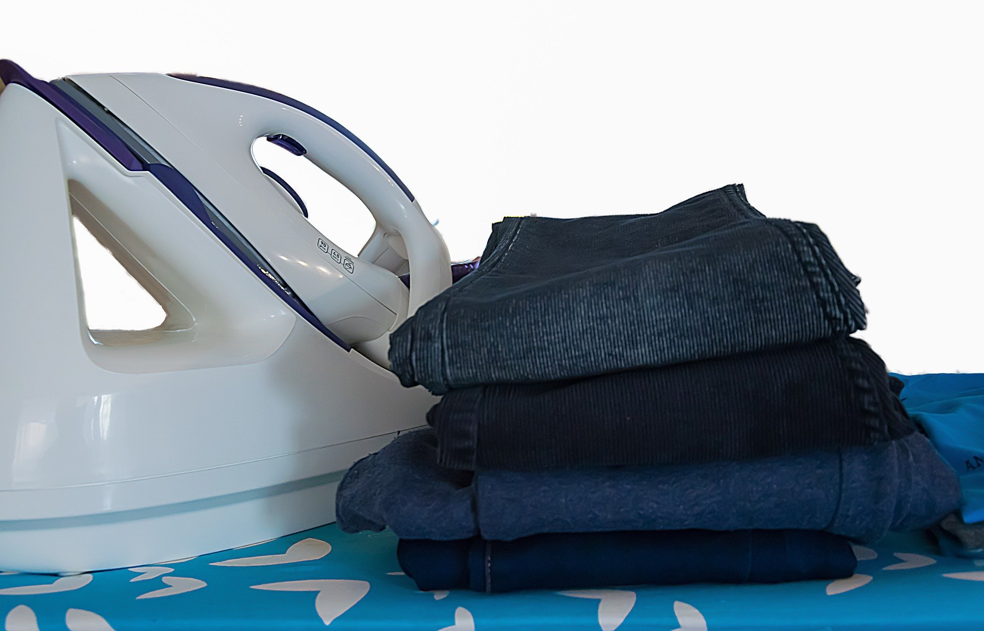 A pile of ironed clothes next to an iron. | Source: Michal_o79/Pixabay 