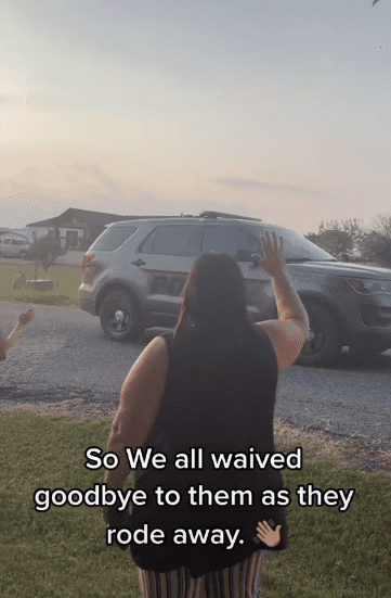 The neighbors waving the Karens goodbye as they were being taken away by the police | Photo: Tiktok.com/jessikadykeee