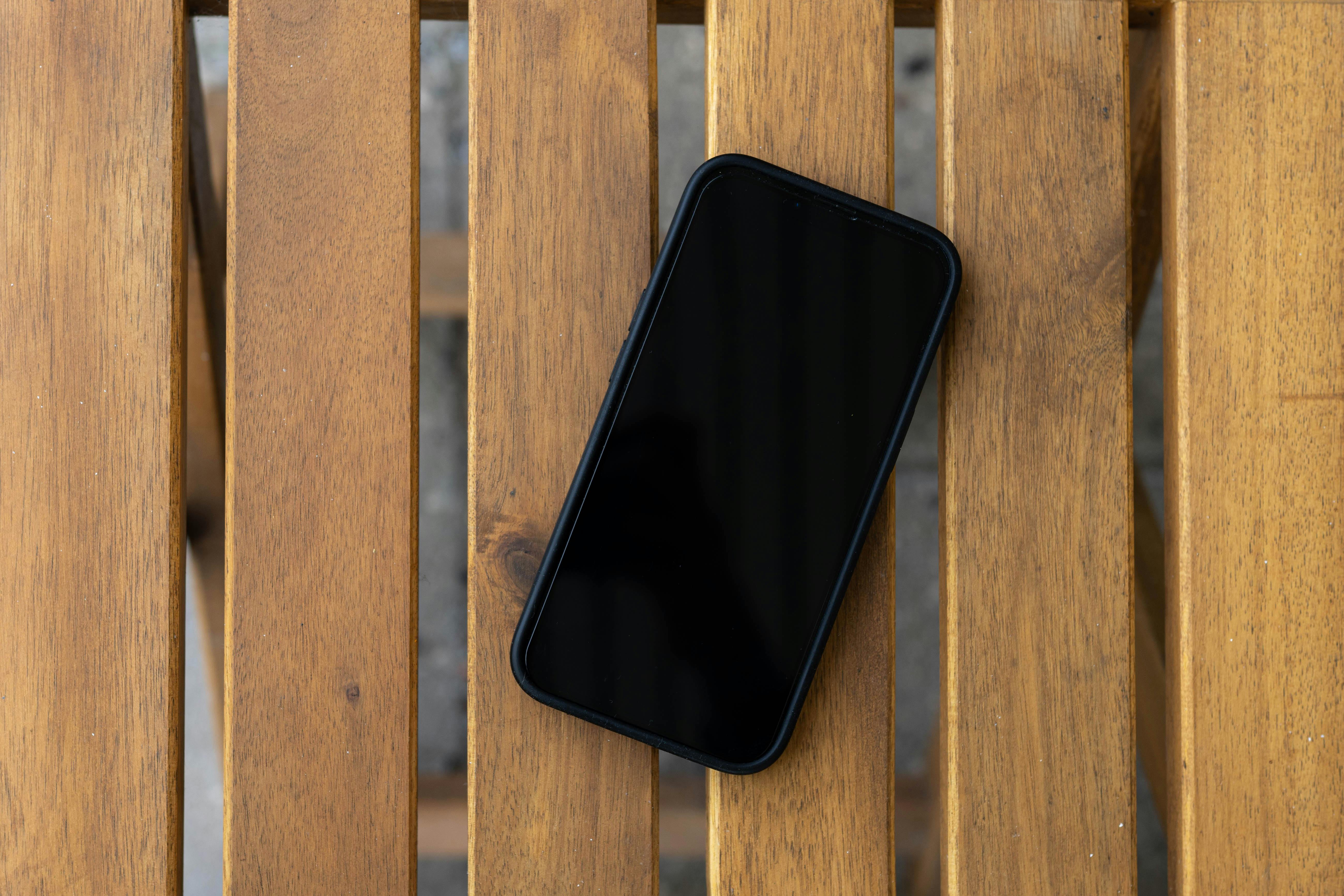 A phone lying on a table | Source: Pexels